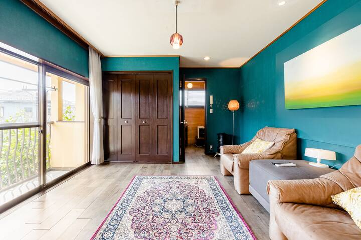 Relax in a Zen garden just 3 min from the station.