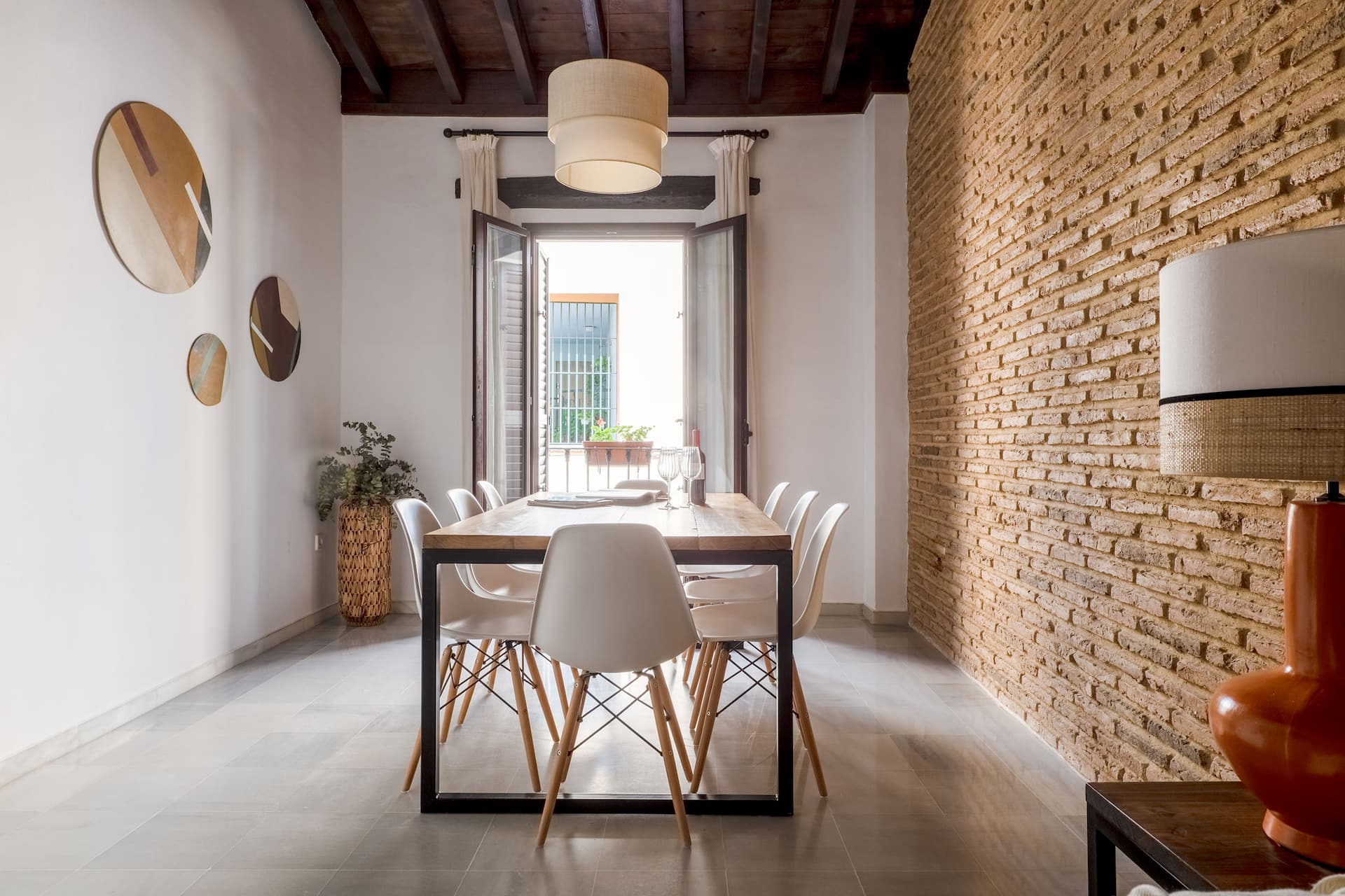 Spacious 4-bedroom apartment in Triana — photo 2