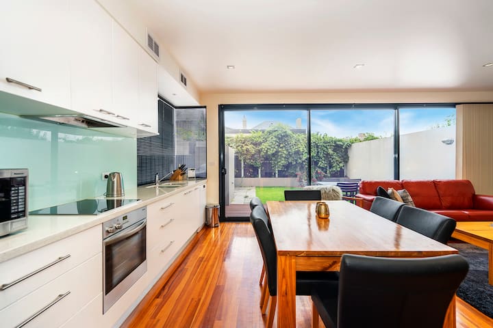 Battery Point 3br apartment – On South Street