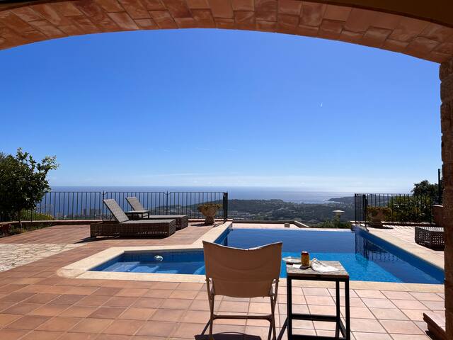 Fantistic villa, private pool with amazing view! gallery image 2