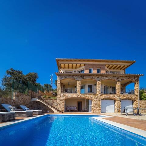 Fantistic villa, private pool with amazing view!