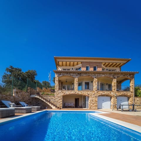 Fantistic villa, private pool with amazing view!