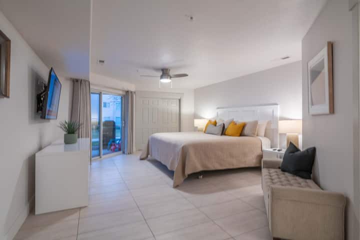 غرفة نوم رئيسية مع خزانة ملابس ودخول إلى الفناء