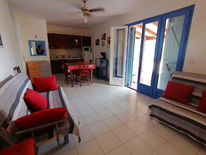 ห้องนั่งเล่นและครัวเล็ก