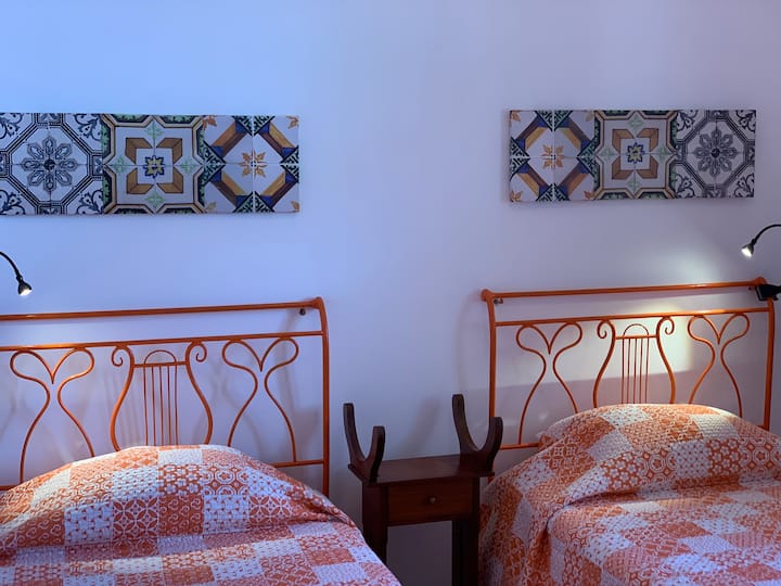 غرفة نوم 2 بسريرين مفردين