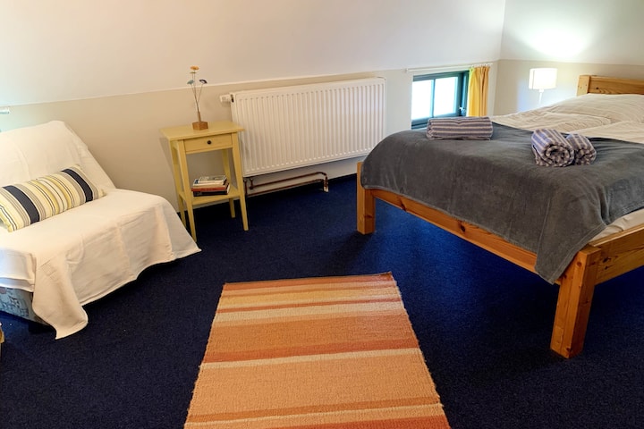 2. Schlafzimmer mit 2 Fenstern und  Blick auf die Mühle