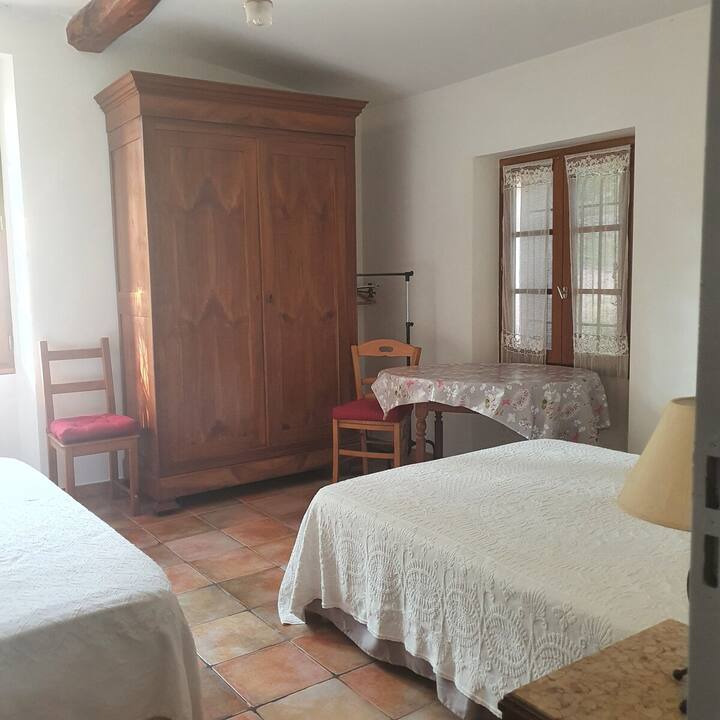 Секогаш втората спална соба, со гардероба на двата прозорци.