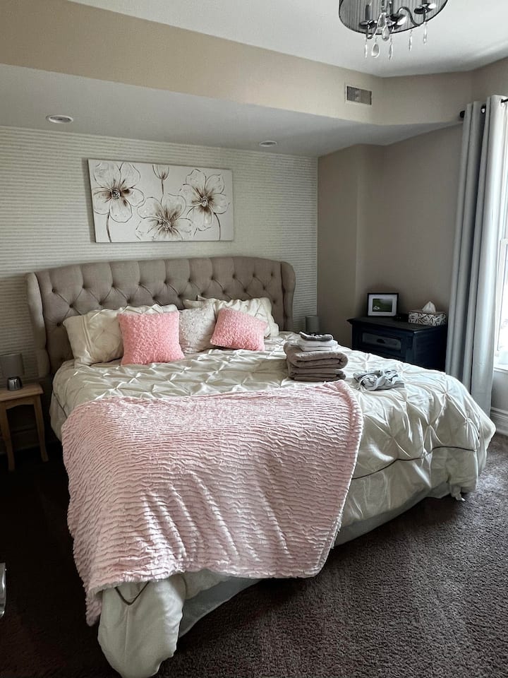 Chumba cha kulala #2 (kina bafu lenye bafu) na Kitanda chenye ukubwa wa King