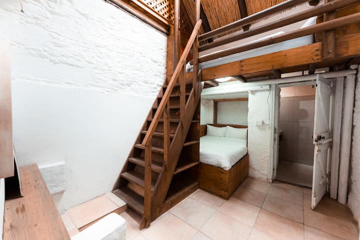 Საძინებელი 2 ორსართულიანი საწოლით და ფლიგელით
ქვედა: ორმაგი 
top: სამი კვარტალი