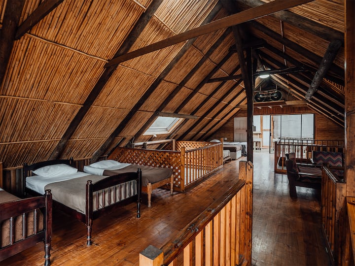 Ლოფტის ზემოთ მდებარე სივრცე (საძინებელი 6)