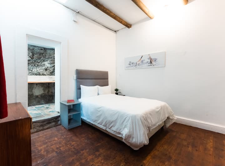 1 საძინებელი 152 × 203 სმ ზომის საწოლით