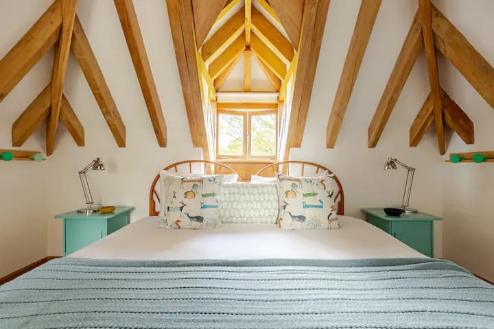 Room 4 is in the eaves on the second floor. It can be made either as a superking or twin.