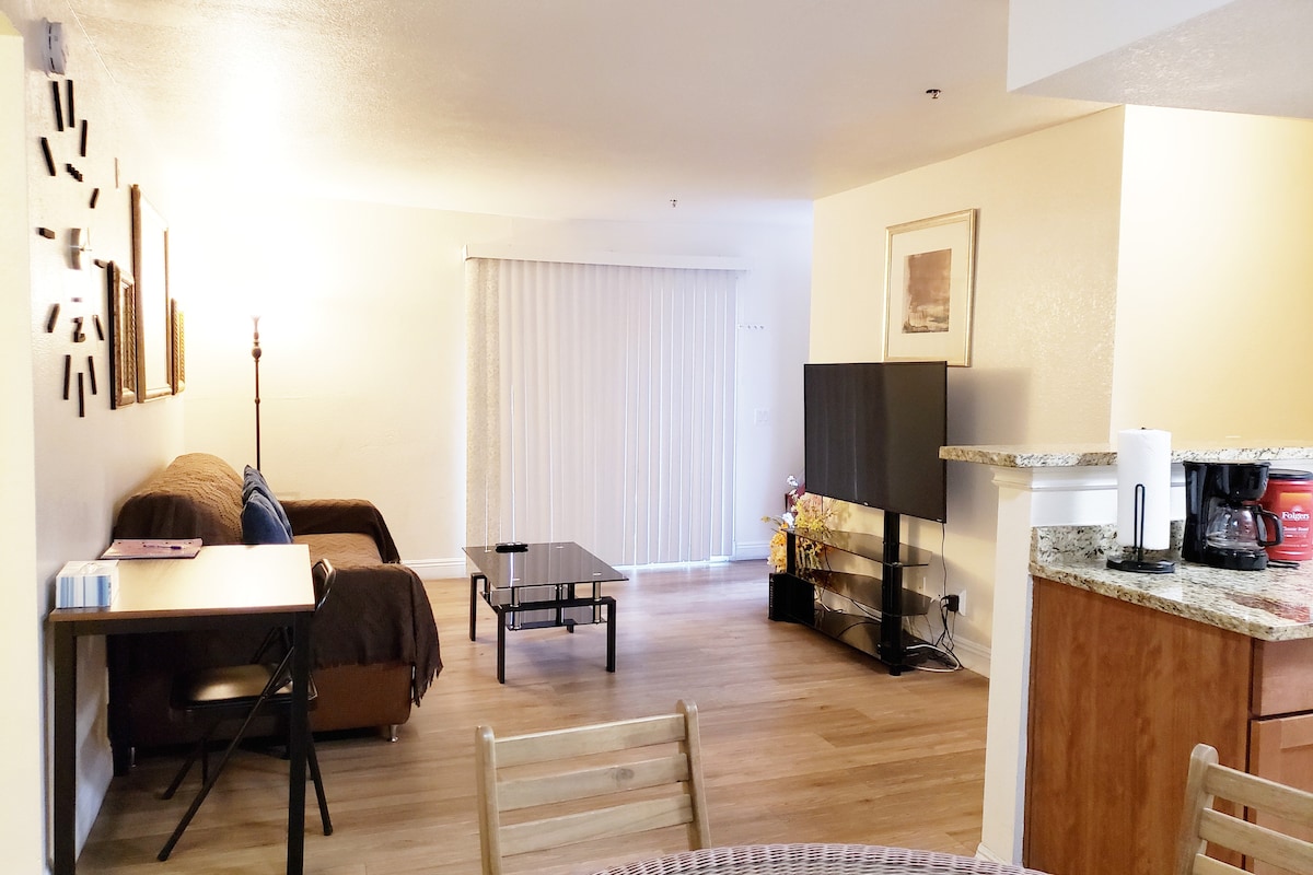 Beautiful 2BR/2BA, Gym & Pool, Room w/ Strip view