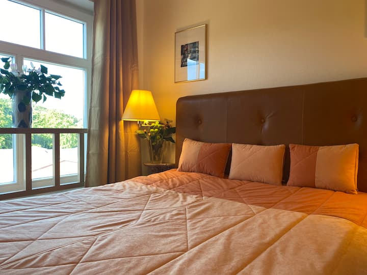 Krevat dopio "Queen" në dhomën e dytë të gjumit me një pamje fantastike të Klünder Wald.

Dhoma e gjumit është e mobiluar me një dollap dhe sigurisht edhe me TV.