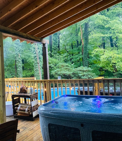 4BR Seven Springs Cabin + BIG Hot Tub