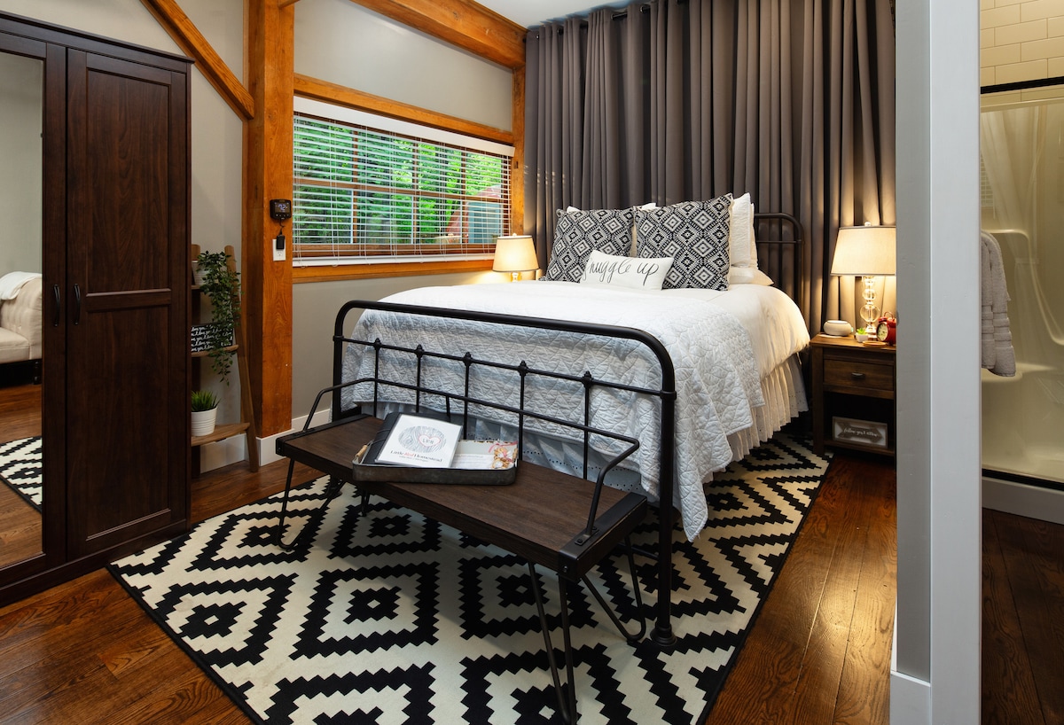 卧室-标准双人床和毛绒床上用品，可欣赏花园/森林景观。 配备旅游指南，帮助您充分利用旅程。