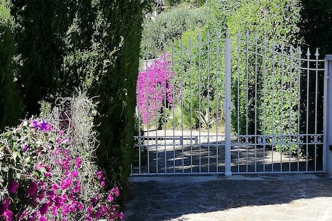 Top Airbnb: 1 bedroom in Mediterranean garden, air conditioning, close to city. in Hyères