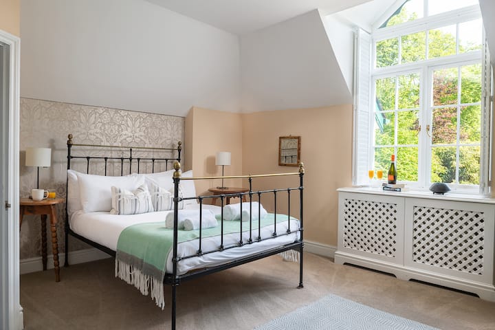 ให้แสงแดดส่องเข้ามาในที่พัก หน้าต่างบานใหญ่ช่วยให้แสงธรรมชาติสว่างมาก
