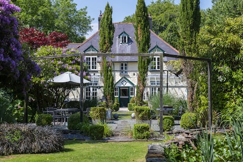 Spacious Summer Escape for Families & Friends