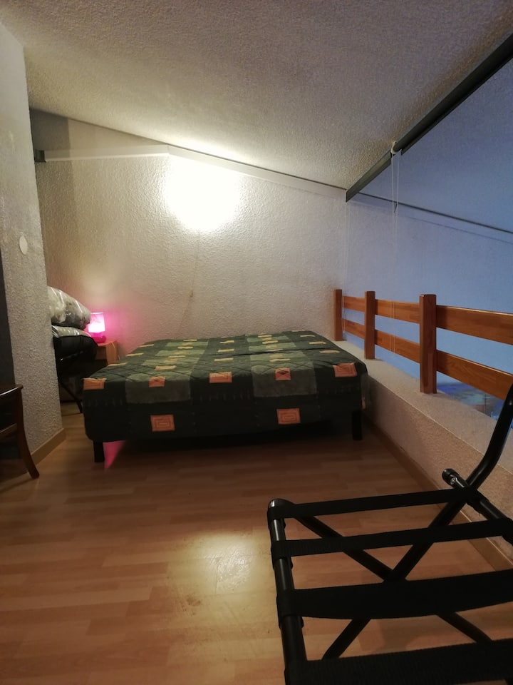 夹层卧室-床140x190 - 2个可折叠行李箱架- 1个梳妆台