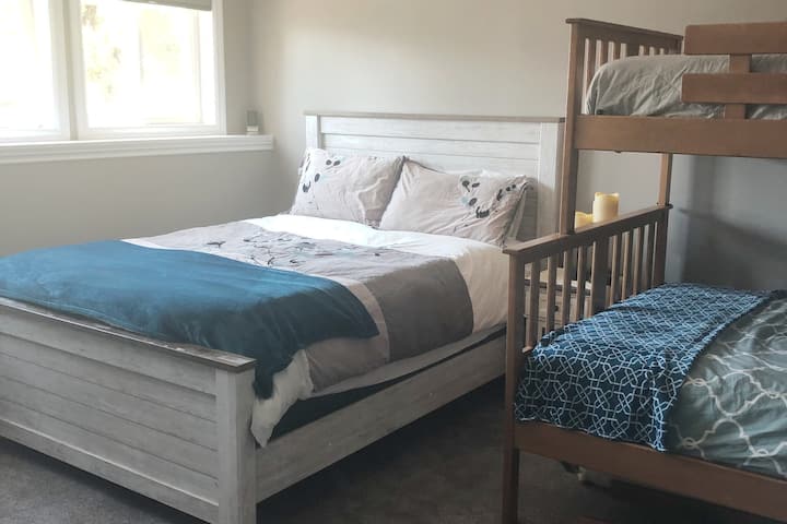 Двойно легло и единично легло в голяма стая с нова модерна самостоятелна баня