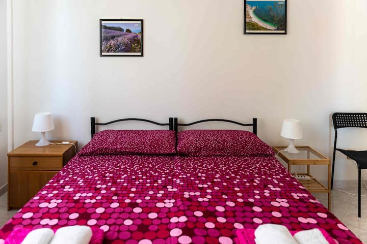 Dormitorio con cama tamaño queen