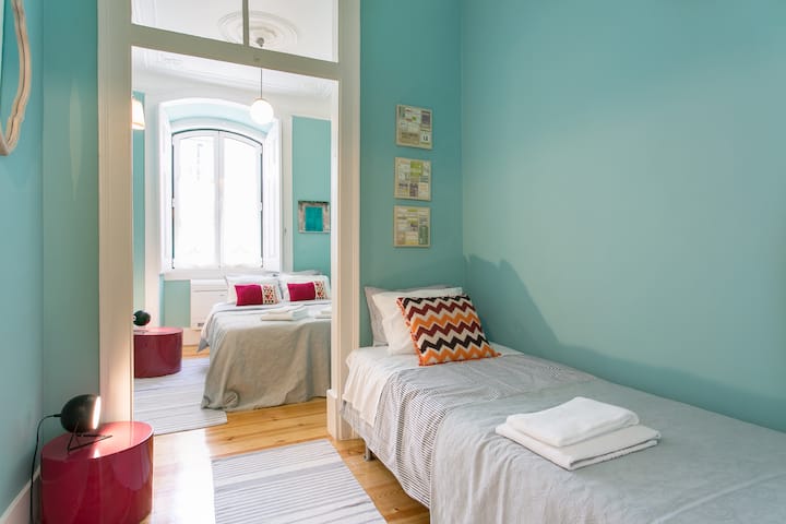 ¡Dormitorio de menta con 1 cama para parejas y 1 cama individual!