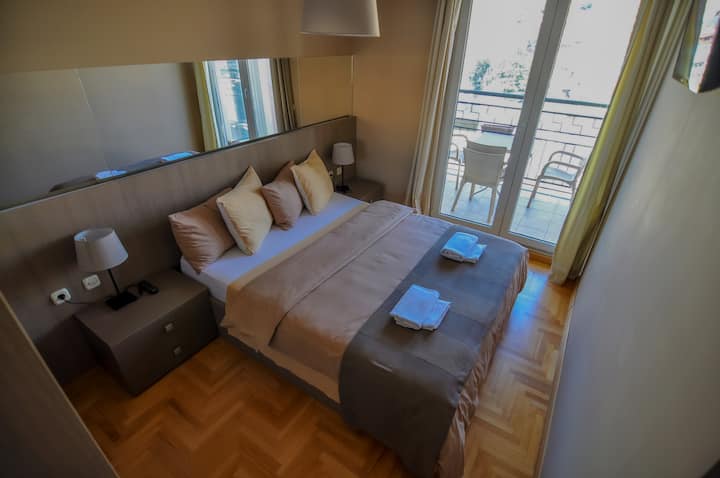 Söta drömmar är oundvikliga аt detta fantastiska sovrum med en LCD-TV och uppvärmning