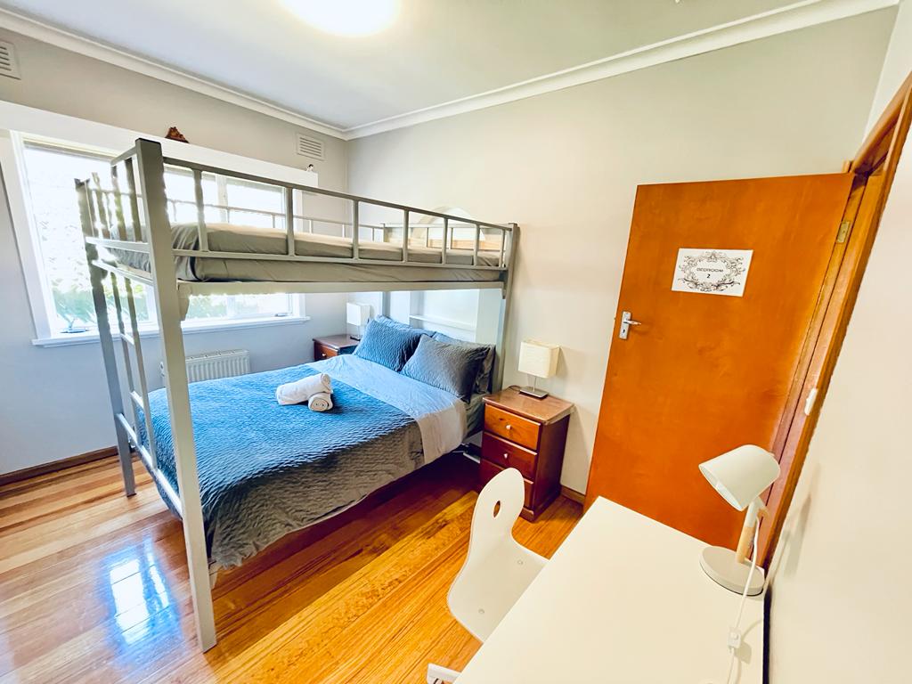 Ნომერ 2 საძინებელში არის 
Ორი ორადგილიანი საწოლი (ორსართულიანი საწოლის კონფიგურაციაში)
+ სამუშაო/სასწავლო მაგიდა და სამუშაო მაგიდის ლამპა