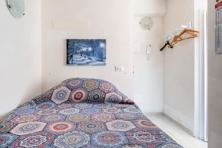 Pequeño y cómodo ático con sus principales servicios: aire acondicionado, WFI gratuito, nevera-bar, TV por satélite, baño privado, una terraza donde se puede ver el mar y el majestuoso castillo en el mar