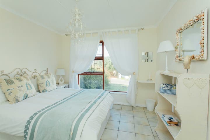 1号卧室配备了一张双人床，配备了一张双人床，配备了200张天白色床上用品，还有一台墙壁加热器，适合寒冷的日子。