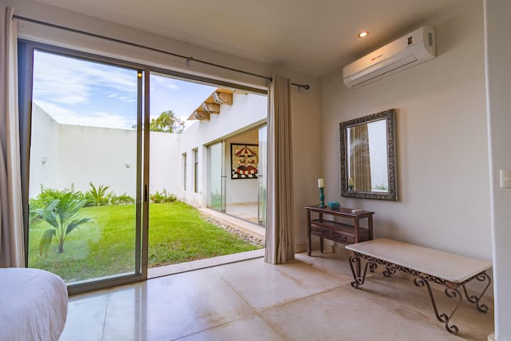 Chumba cha kulala kinachoelekea bustani ya ndani