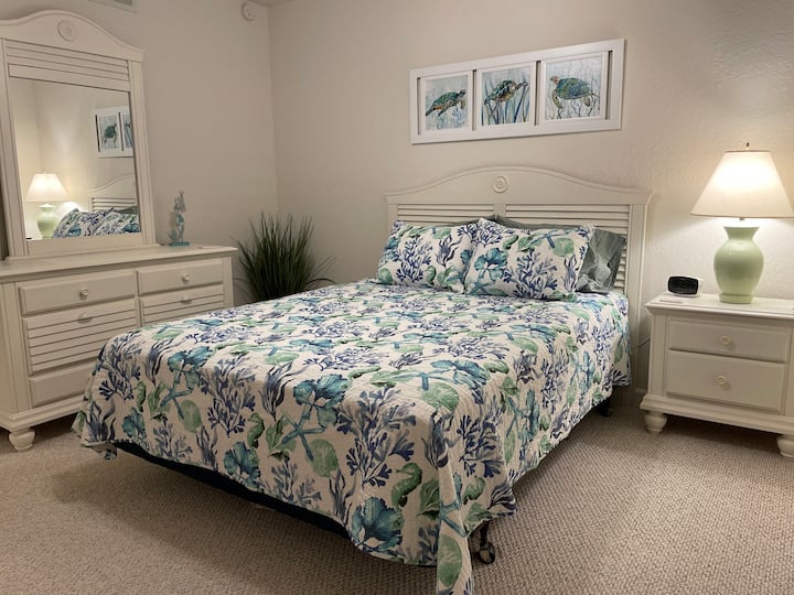 მე-2 საძინებელში არის საწოლი, ჭკვიანი ტელევიზორი, კომბინიზონი, მოსასვენებელი სკამი, შესასვლელი სააბაზანოში. Ახალი თეთრეული და ხალიჩა 2022!