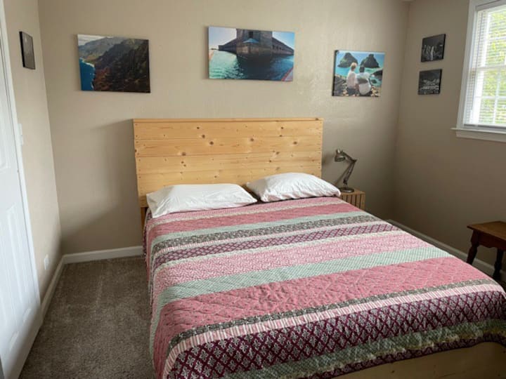 This is the ADDITIONAL queen size bed, available for by request with an addition $25/night fee. 