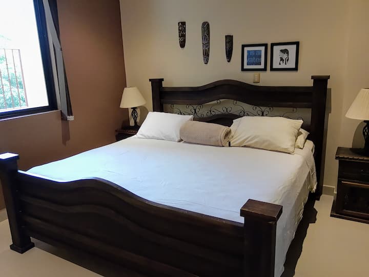 חדר שינה ראשי מרווח, עם מיטת קינג סייז וחדר רחצה ושירותים צמוד...