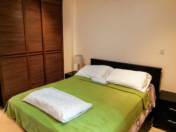 חדר שינה שני, עם מיטת קווין סייז...