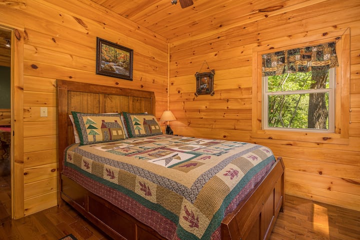 Slaapkamer op de benedenverdieping met queensize bed en complete badkamer