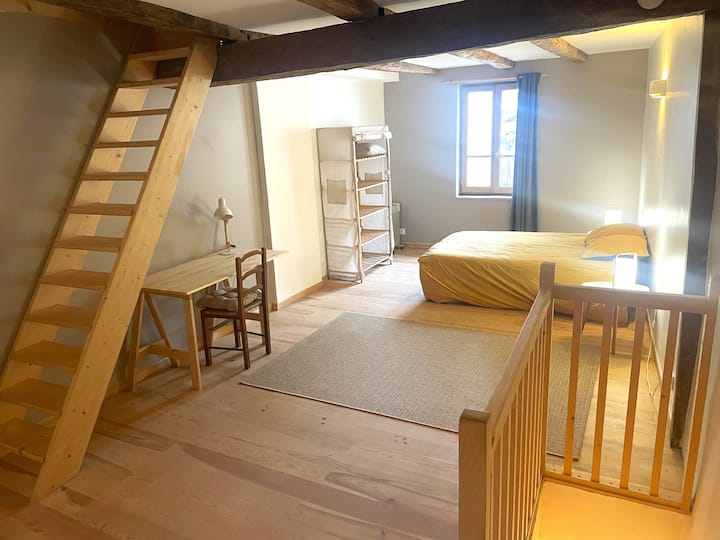 Მეორე საძინებელი მეორე სართულზეა და ის შეიძლება აღჭურვილი იყოს ორი ერთადგილიანი საწოლით ან ორადგილიანი საწოლით, უბრალოდ, შემატყობინეთ თქვენი საჭიროებები. 