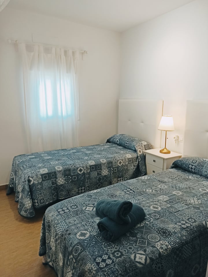 ห้องนอน 3 มีตู้เสื้อผ้าและพัดลมในตัว