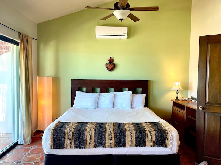 Მთავარი საძინებელი საწოლით, სამუშაო მაგიდით და მიმაგრებული აბაზანით