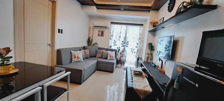 พื้นที่นั่งเล่นที่อบอุ่นที่จะต้อนรับคุณเมื่อเข้ามาที่คอนโด 