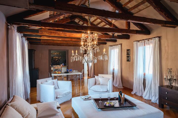 Ca’ Navagero 3-Riva degli Schiavoni (w/terrace) gallery image 3