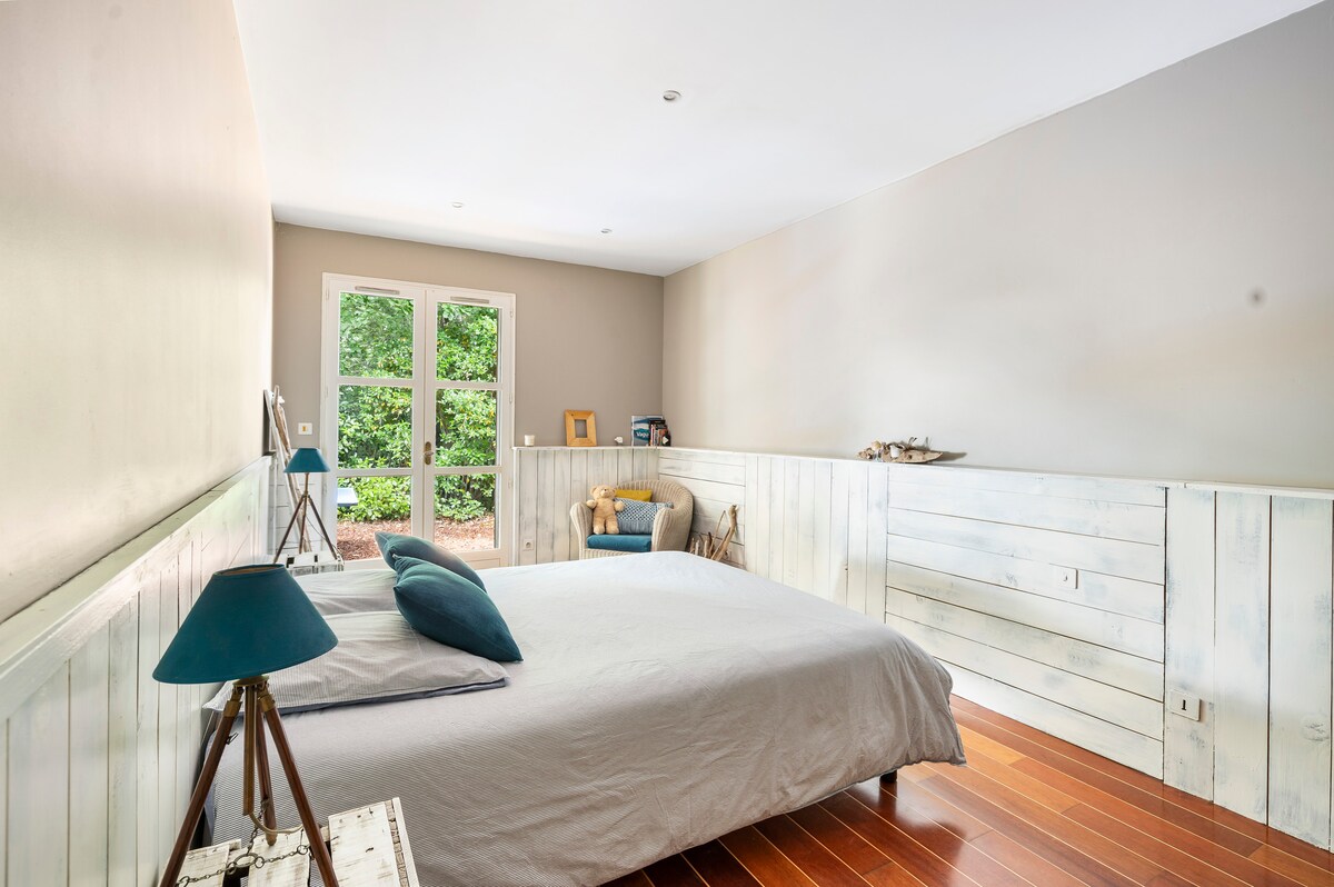 Спална соба од 15 м2 со поглед на шума.