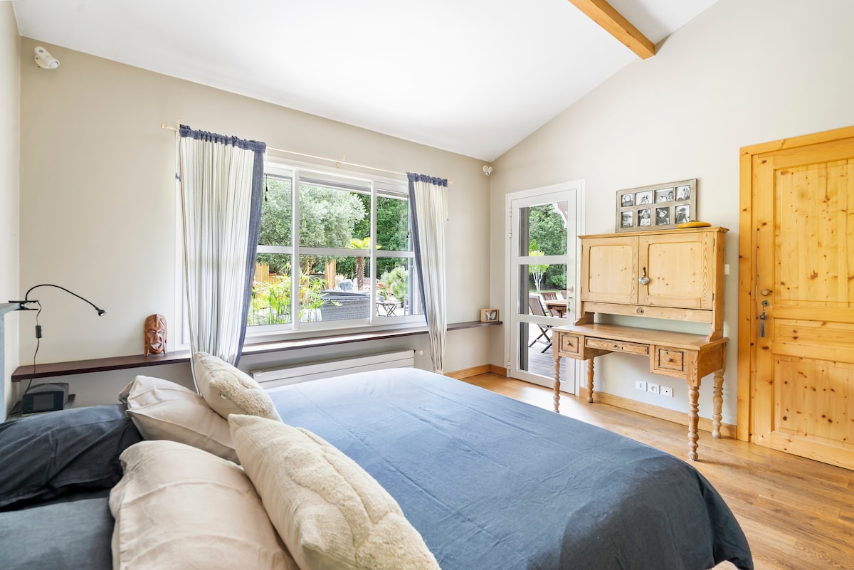 Главна спална соба 20 м2 со гардероба, приватна бања и приватен тоалет.