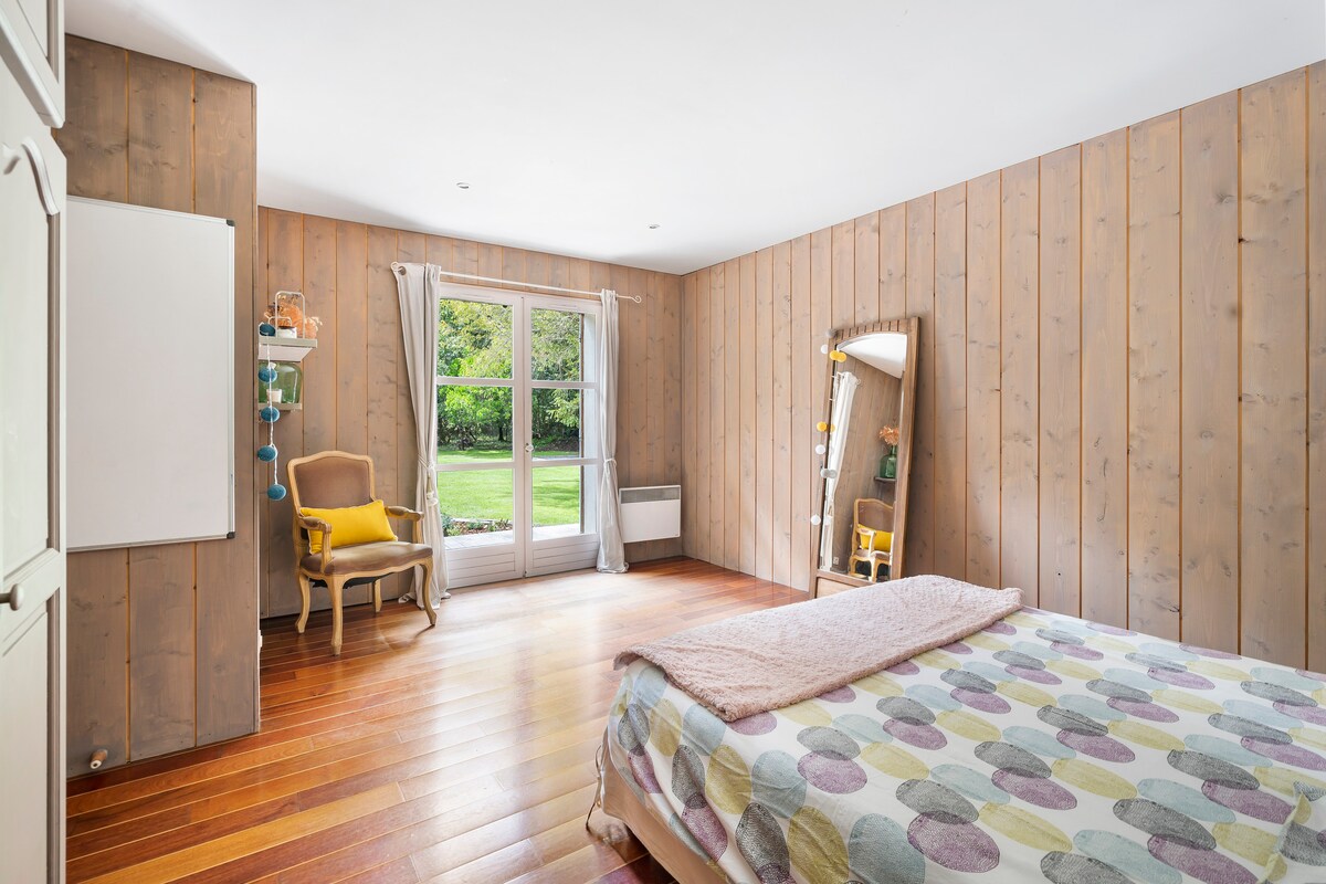 Спална соба од 19 м2 со поглед кон градина и базен.