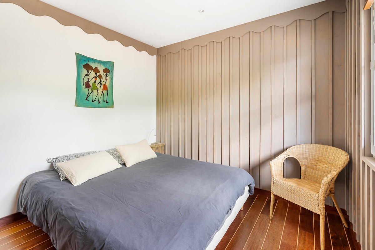 Спална соба од 11 м2 со гардероба.