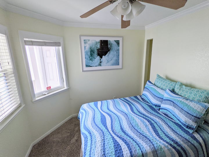 غرفة نوم للضيوف بسرير بحجم كبير.