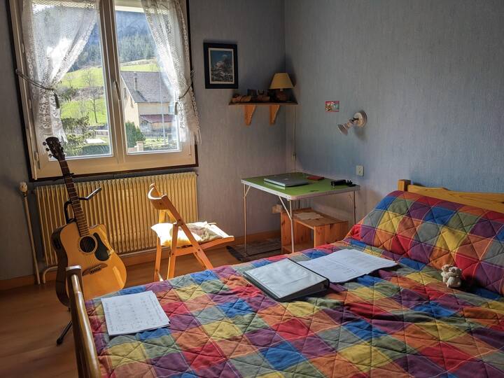 החדר הכחול, כפי שאני משתמש בו, עם שולחן לעבודה או ללמוד או... מוזיקה.