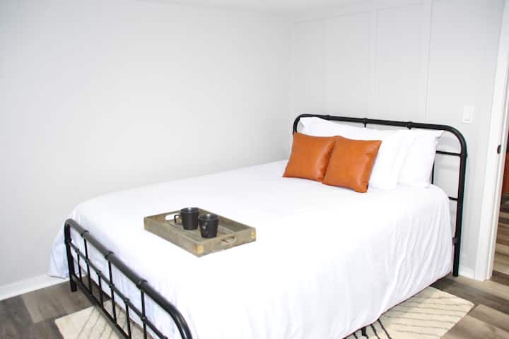 Dormitorio con hermosa luz matutina, orientado al este