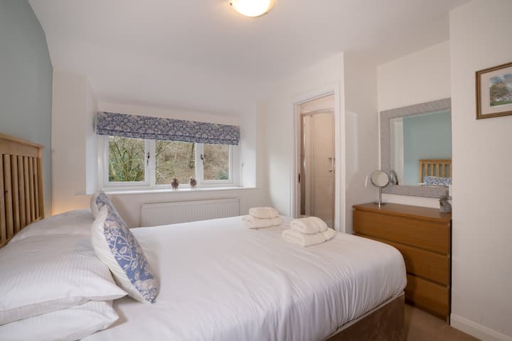 Casa de campo junto al río, dormitorio en el primer piso
con baño privado 